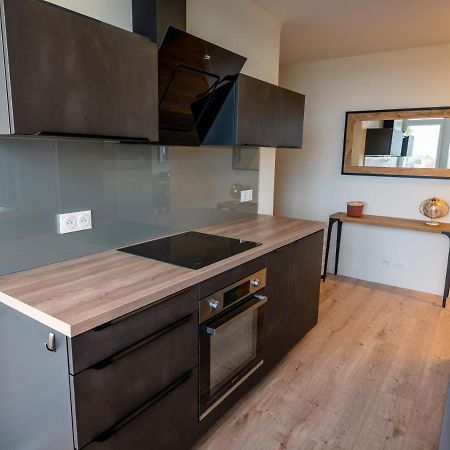Ferienwohnung T2 De Standing Climatise Avec Parking Prive, Tram T2 T5, Hopitaux Est Bron Exterior foto