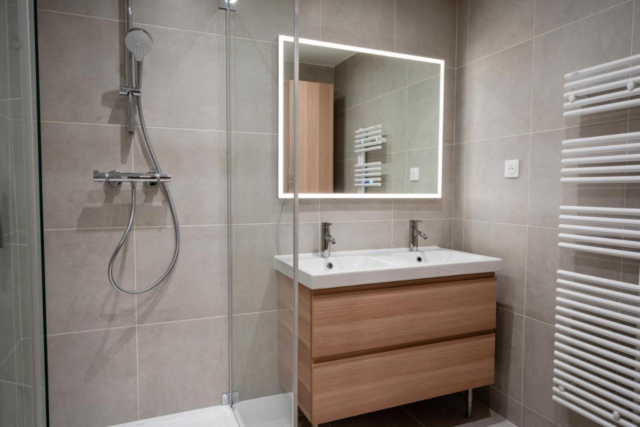 Ferienwohnung T2 De Standing Climatise Avec Parking Prive, Tram T2 T5, Hopitaux Est Bron Exterior foto