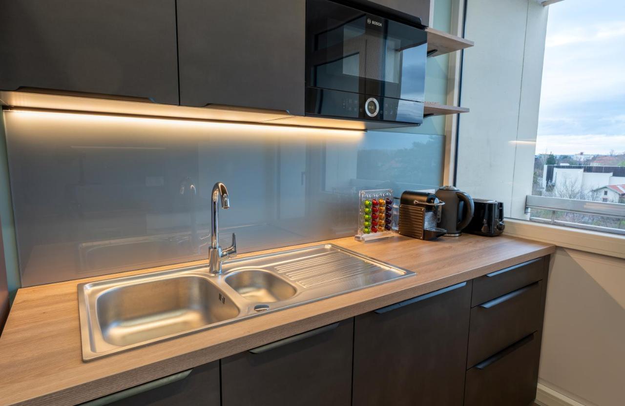 Ferienwohnung T2 De Standing Climatise Avec Parking Prive, Tram T2 T5, Hopitaux Est Bron Exterior foto